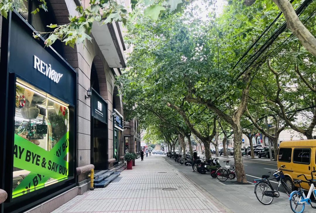 浦西徐汇区乌鲁木齐南路——衡复风貌区的多元街道，诉说城市百年历史韵味