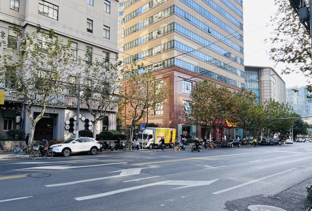 浦西静安区康定路：商业与工业曾高度发达，串联多路还有诸多店铺工厂