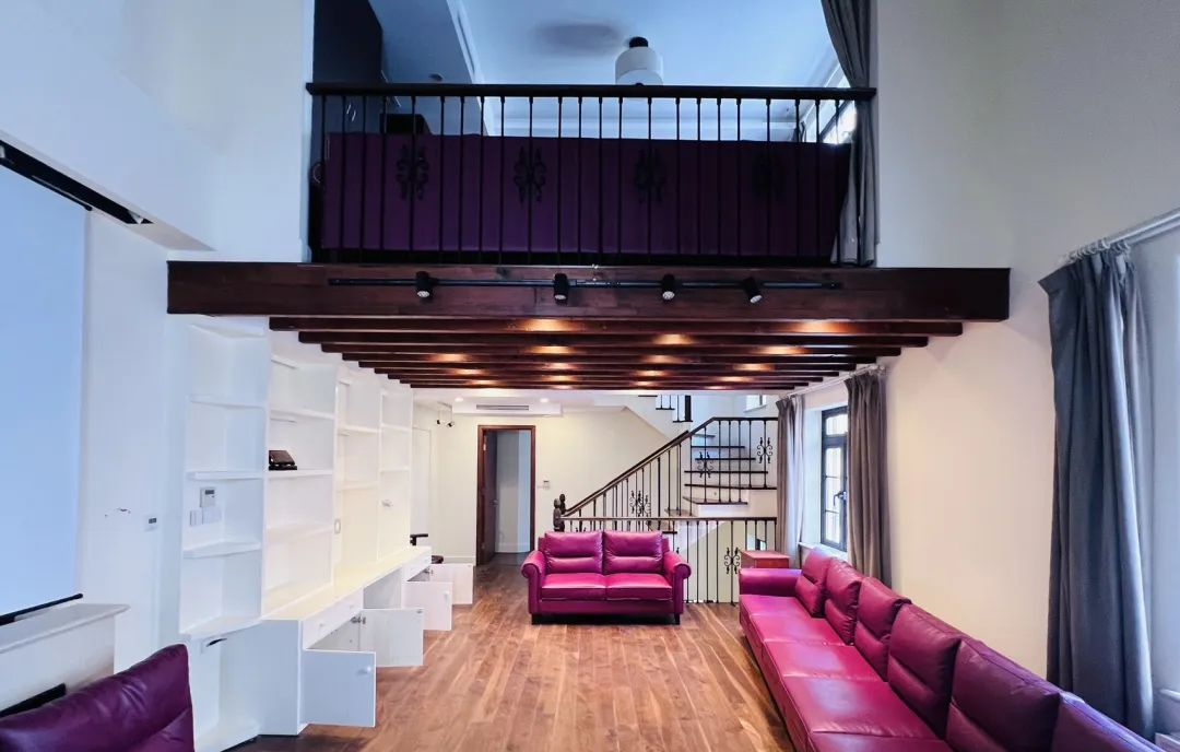 浦西威海路横跨黄浦与老静安，沿途弄堂具石库门风格且怀旧气息浓