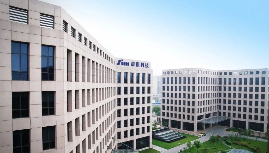 淞虹路地铁口晨讯科技大楼办公室出租：带很好的装修带家具，拎包入住