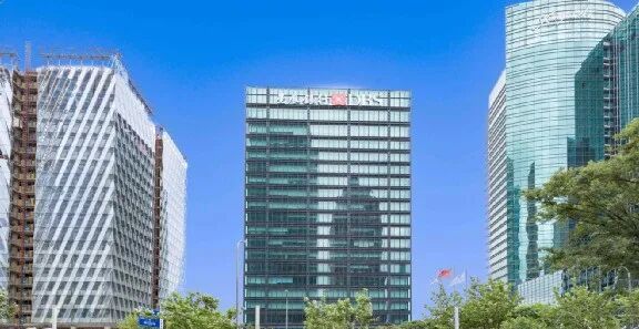 陆家嘴商务区星展银行大厦江景办公室，7.8元/㎡/天值不值？我带客户实地踩盘