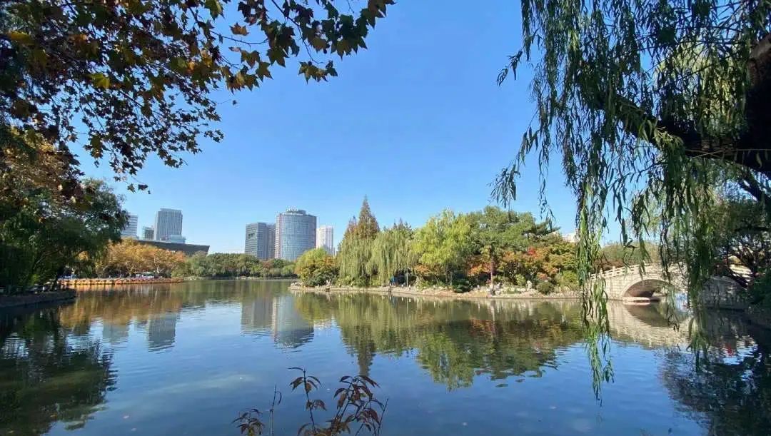 华宏商务中心：长风公园地铁上盖甲级办公楼整层出售