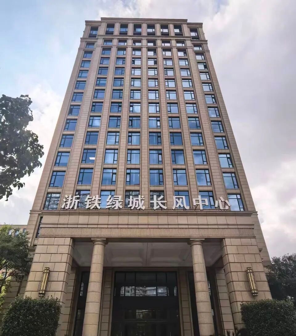 长风公园浙铁绿城长风中心，毗邻华东师范，次新房顶楼带露台，业主急于变现，亏本1300万