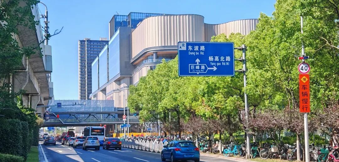 43万方浦东最大商场PRISMA新嘉中心预计6.15试营业，已有入住商家路边推广，现场图片和视频来啦