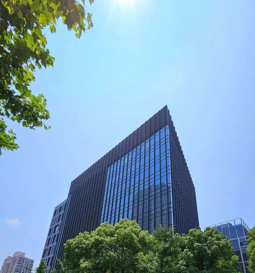 陆家嘴商务区南滨江1.22万㎡整栋现房发售，坐拥一线江景抢定企业总部席位